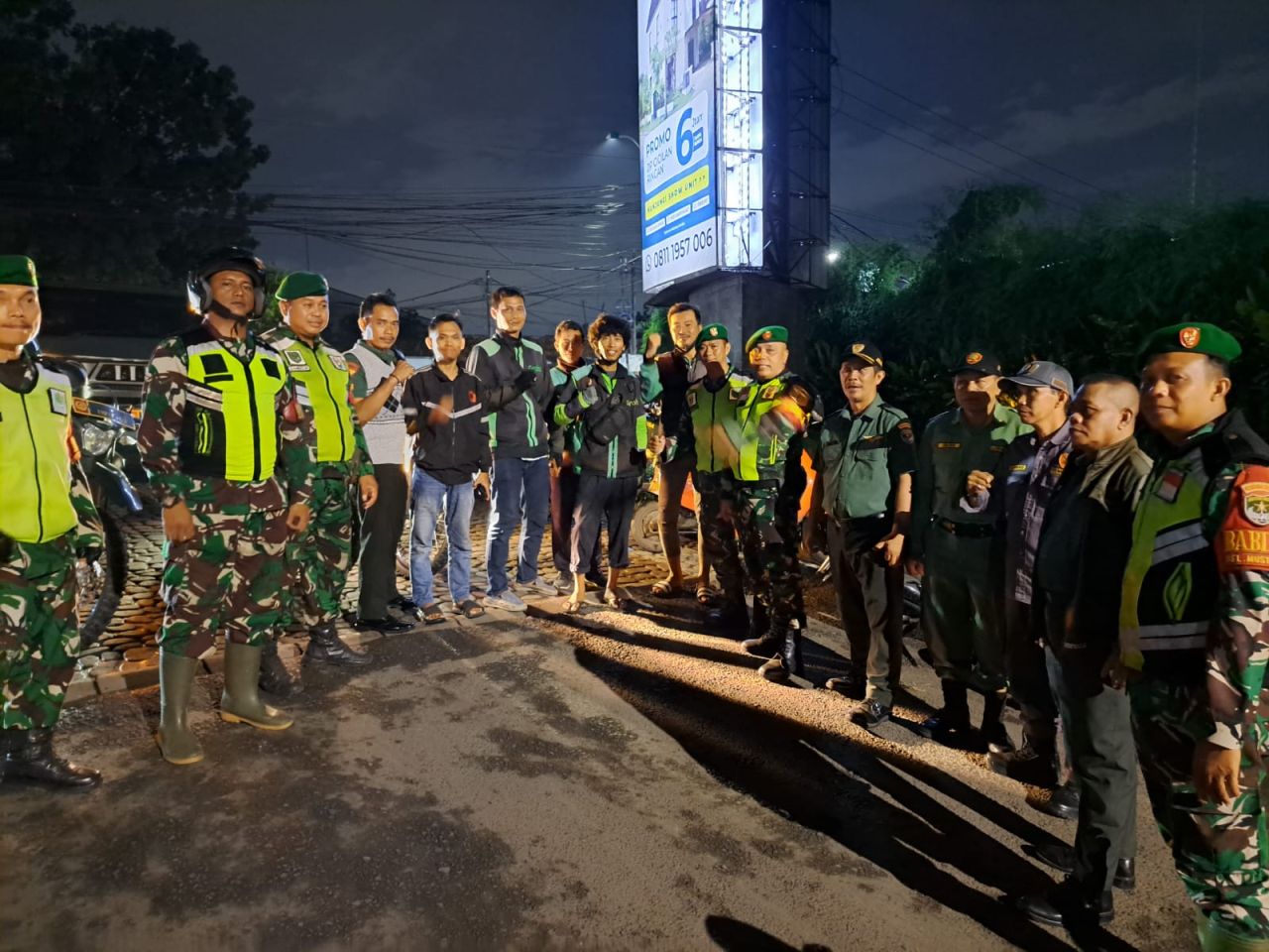 Babinsa Bantar Gebang Gelar Patroli dengan Tiga Pilar dan komduk, Perkuat Rasa Aman Warga di Malam Hari