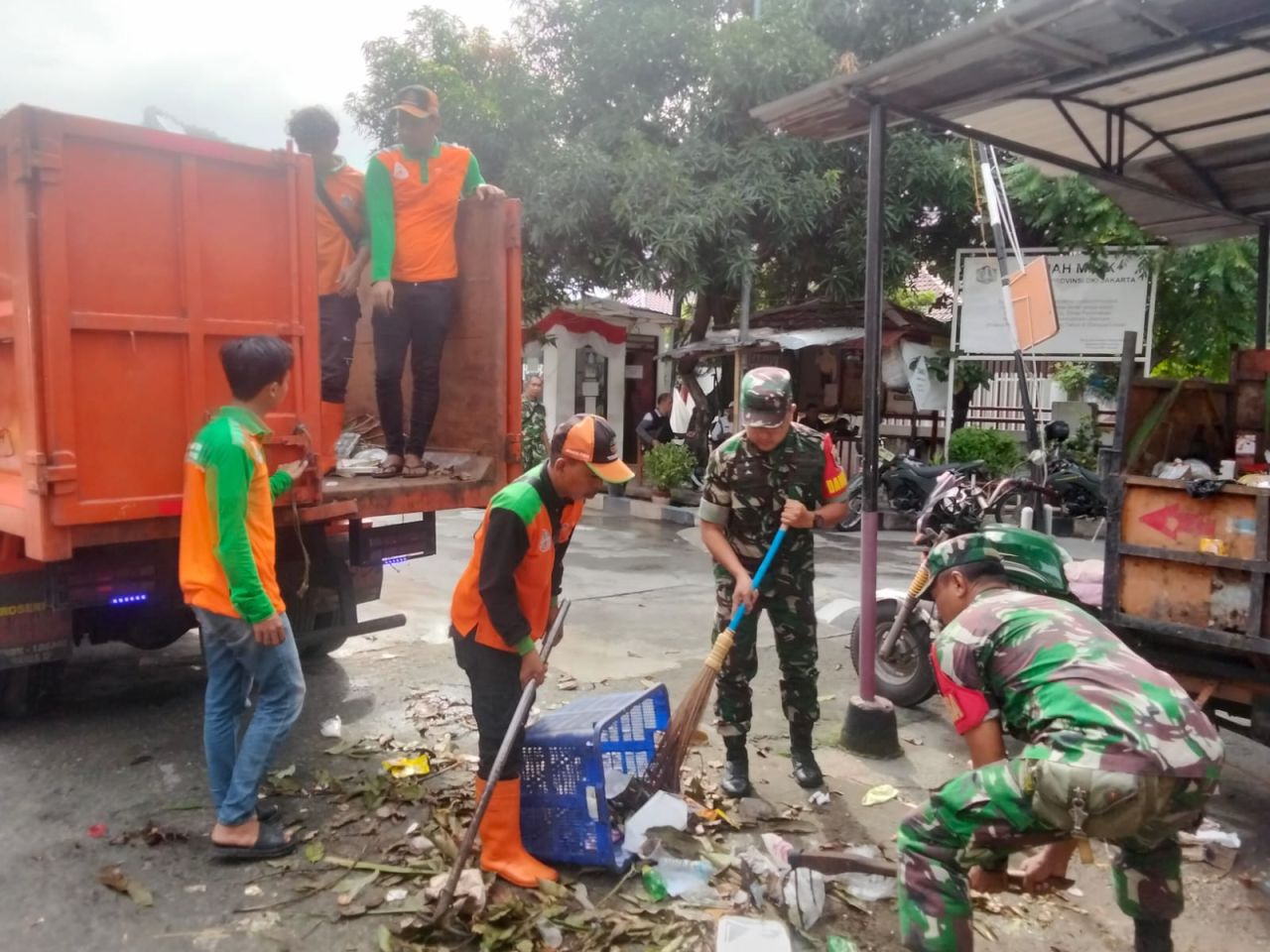 Koramil 06/Cempaka Putih Gadeng Kecamatan Cegah Banjir Dengan Bersihkan Saluran Air Pemukiman
