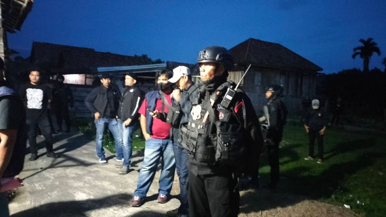 Detasemen Gegana Satbrimob Polda Sumsel Laksanakan Backup Pengamanan Operasi Ditresnarkoba di OKU Timur