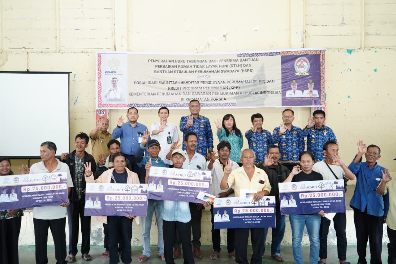 Bupati Toba Serahkan Buku Tabungan Bantuan RTLH dan BSPS
