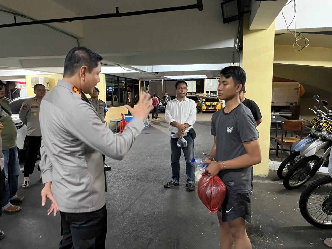 Dipicu Cemburu, Pemuda Tikam 2 Rekan di Condet