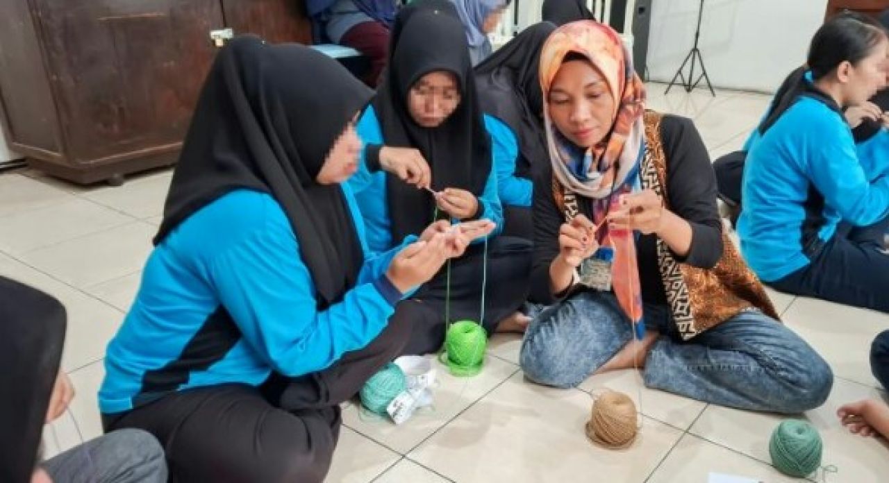Peluang Mendapatkan Premi bagi WBP, Lapas Kediri beri Pelatihan Merajut
