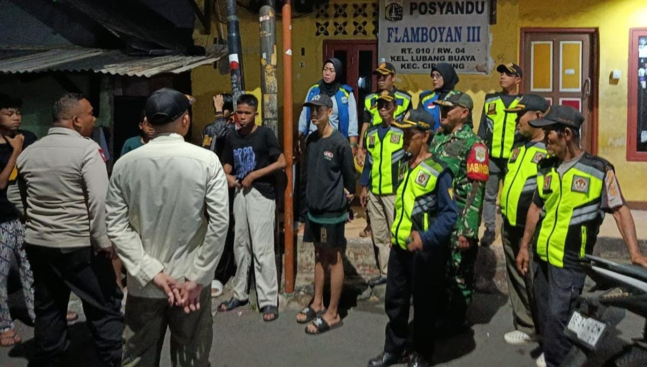 Ciptakan Keamanan Wilayah, Kodim 0505/Jakarta Timur Gelar Patroli & Siskamling Keliling Bersama Komduk di Cipayung