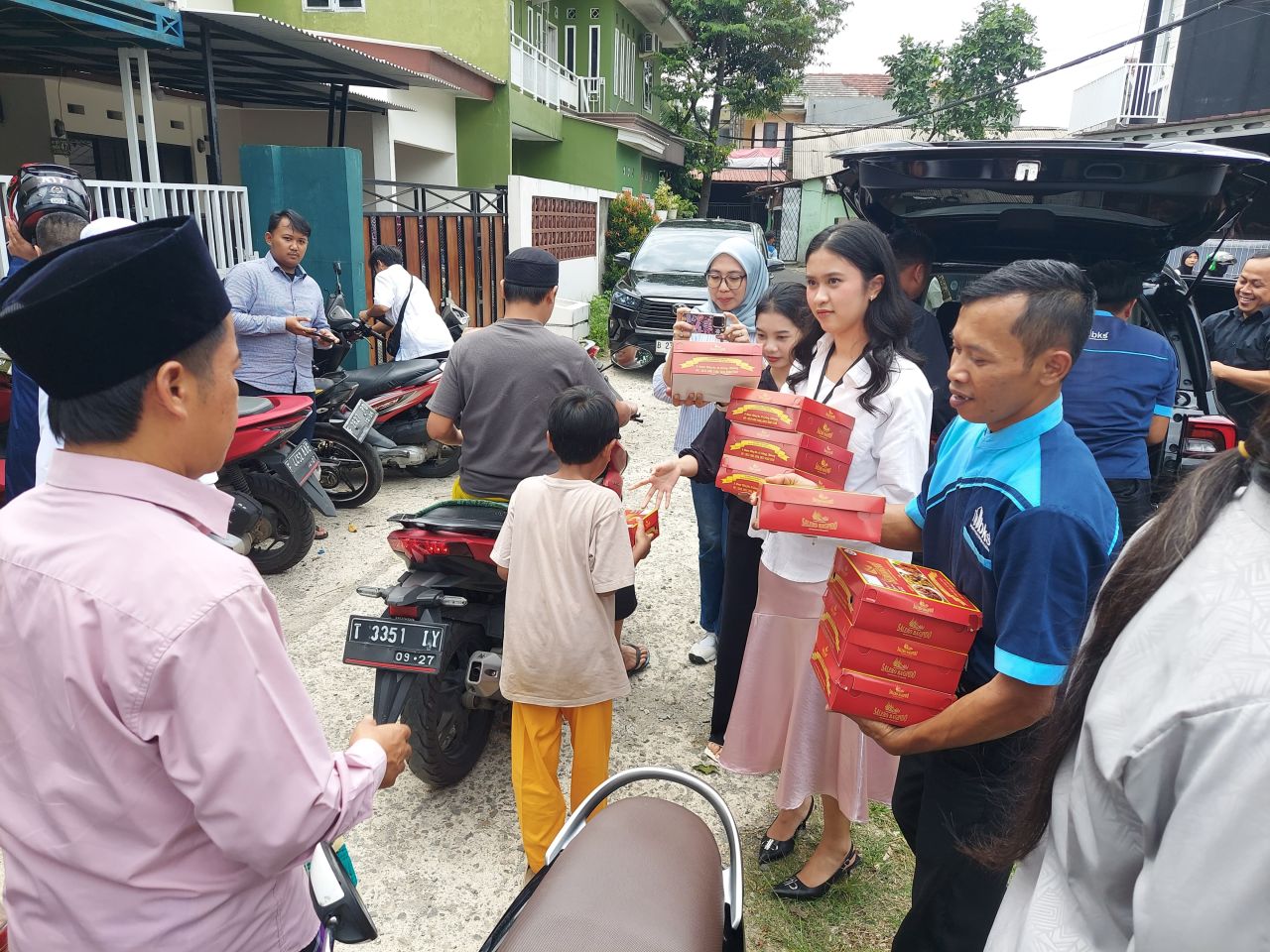 BRI Peduli Bogor Hadir! Jumat Berkah BRI BO Cibinong Bagikan Nasi Kotak kepada Jamaah