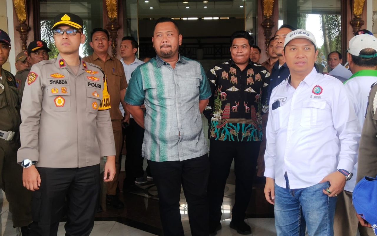 Audiensi Ber-AC di Kantor Bupati Kontras dengan Teriakan Tuntutan UMK 8,5 %–10,5 %