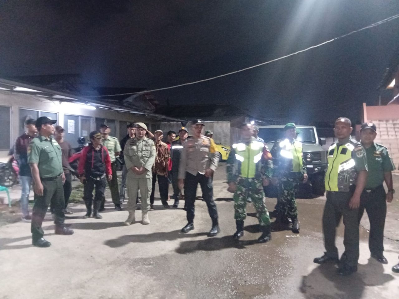 Patroli Humanis Koramil 05/Bantargebang, Tiga Pilar dan Komduk : Sambangi Warga, Cegah Dini Gangguan Kamtibmas