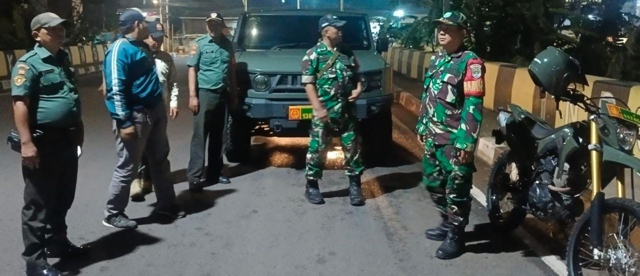 Kolaborasi Kodim 0505/JT dan Komduk Gelar Patroli/Siskamling Keliling Wujudkan Duren Sawit Aman dan Kondusif