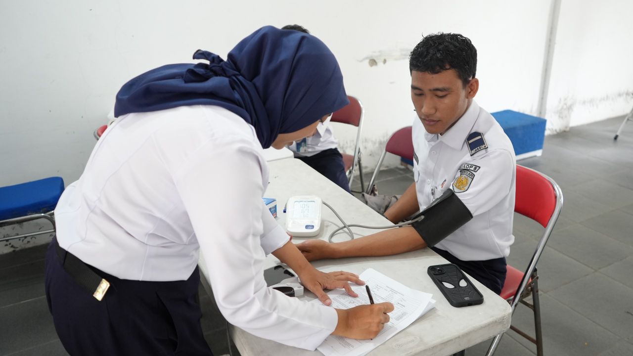 Layanan Nataru 2025–2026: KAI Daop 8 Surabaya Gelar Tes Kebugaran Massal untuk Pastikan Kesiapan Layanan Akhir Tahun