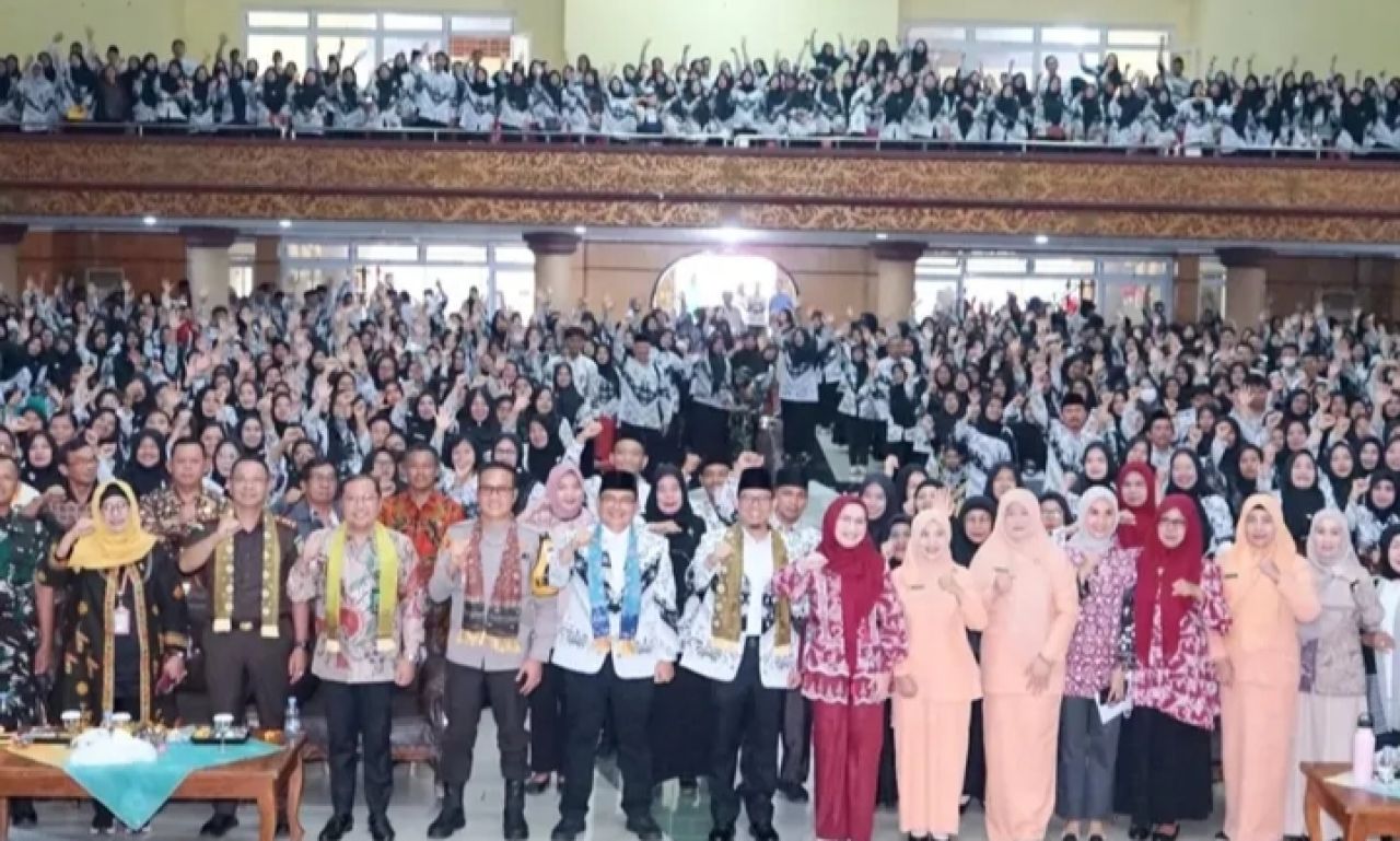 Bupati OKU Hadiri Peringatan HGN Dan HUT PGRI Ke 80 Di Baturaja