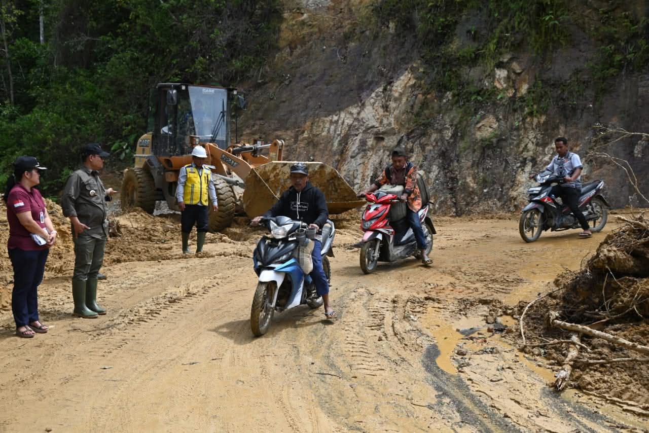 Bupati Humbahas Tinjau Lokasi Bencana Alam di Onanganjang–Pakkat