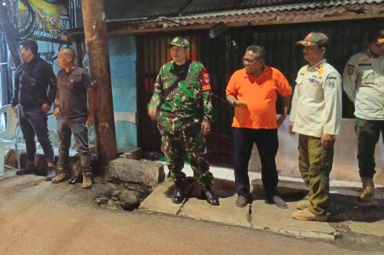 Ciptakan Wilayah Aman, Kodim 0505/JT Gelar Patroli/ Siskamling Keliling Bersama Komduk di Pasar Rebo