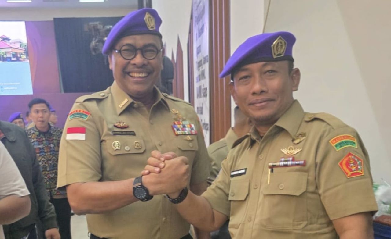 Prof Bahrullah Akbar (kiri) berjabat tangan dengan salah satu utusan DPP IARMI Jatim