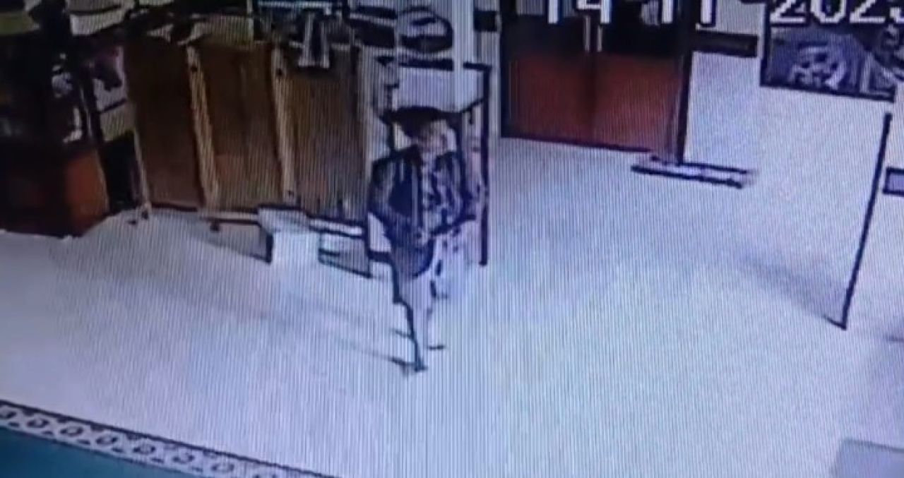 Bobol Kotak Amal Mushola, Aksi Pencuri di Klender Terekam CCTV