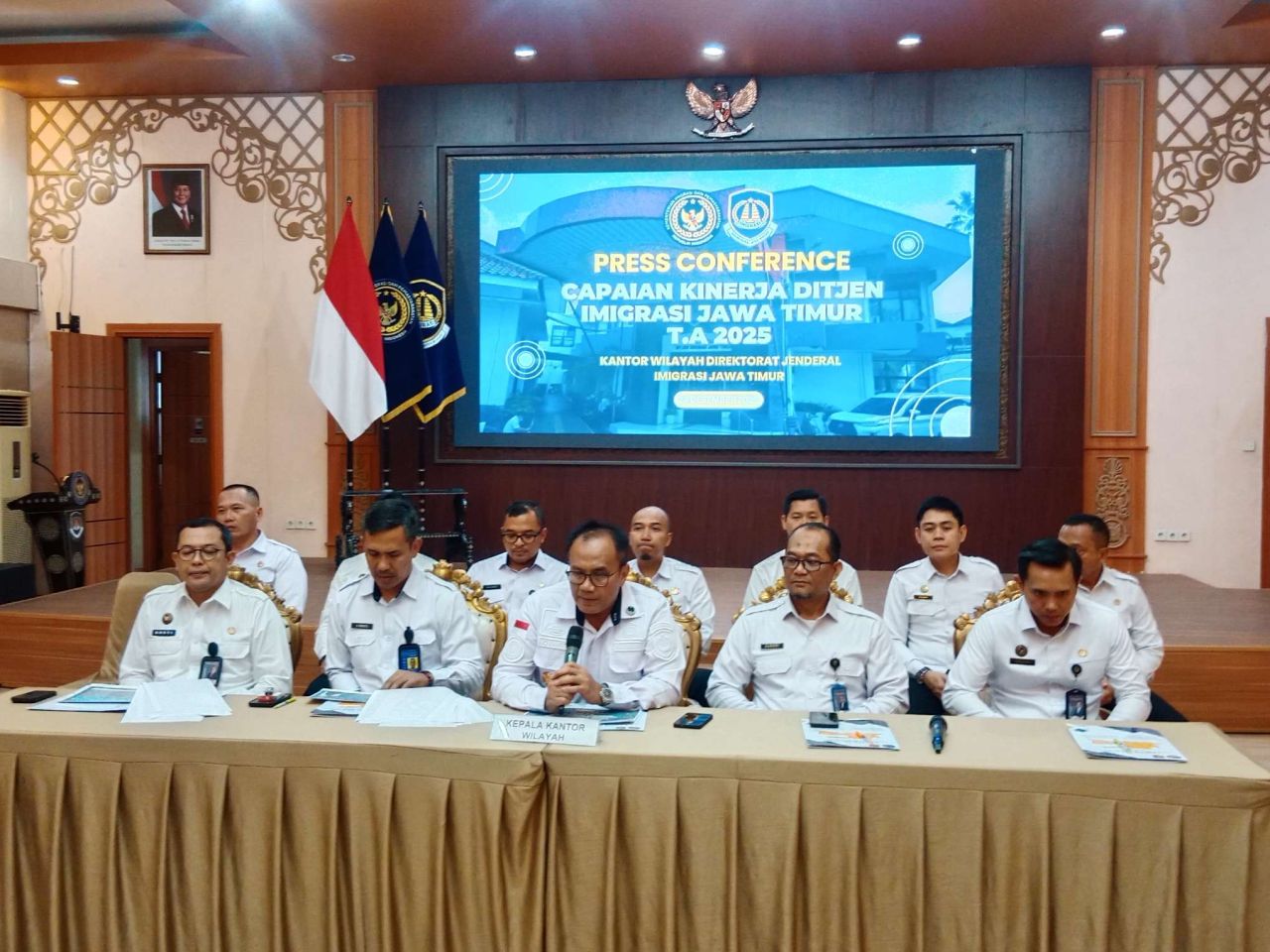 Kepala Kanwil Ditjen Imigrasi Jawa Timur Novianto saat memaparkan capaian kinerja imigrasi 2025 di Surabaya