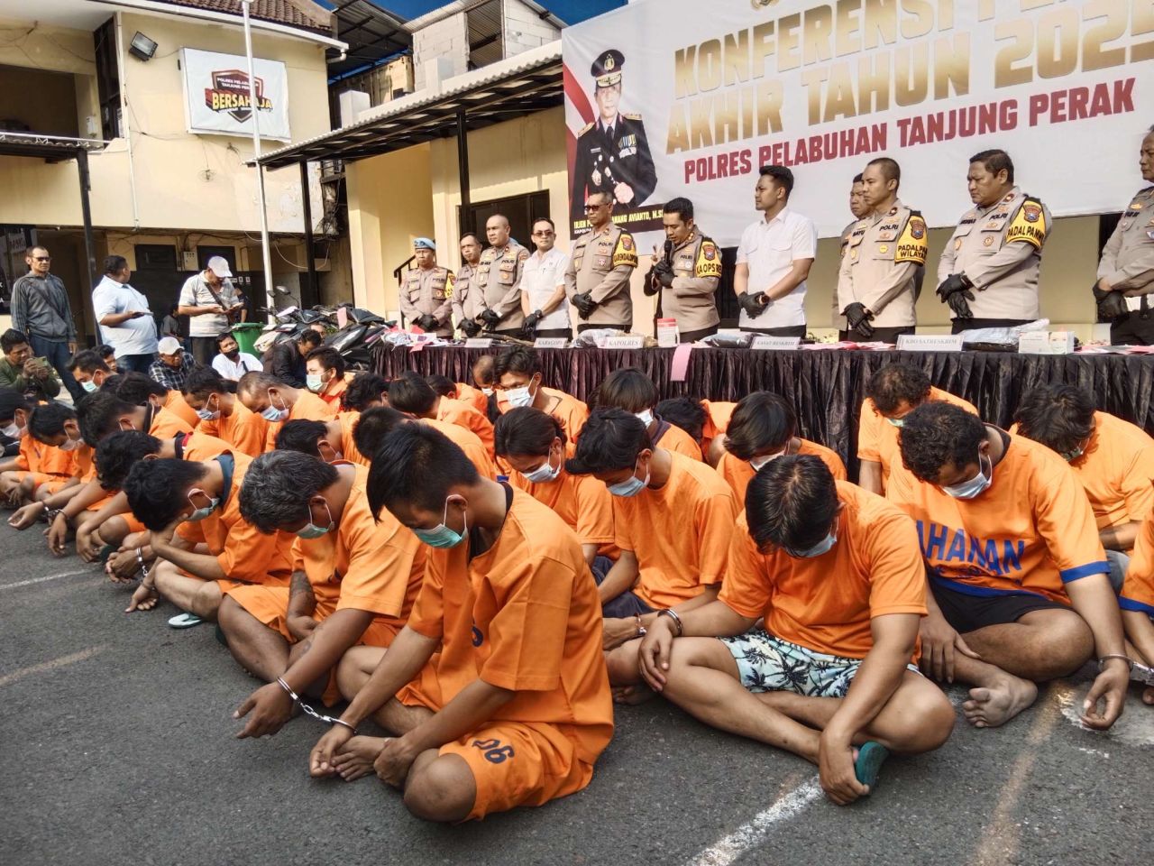 Foto: Rilis Anev kriminalitas akhir tahun 2025 Polres Pelabuhan Tanjung Perak di Surabaya oleh Kapolres AKBP Wahyu Hidayat.