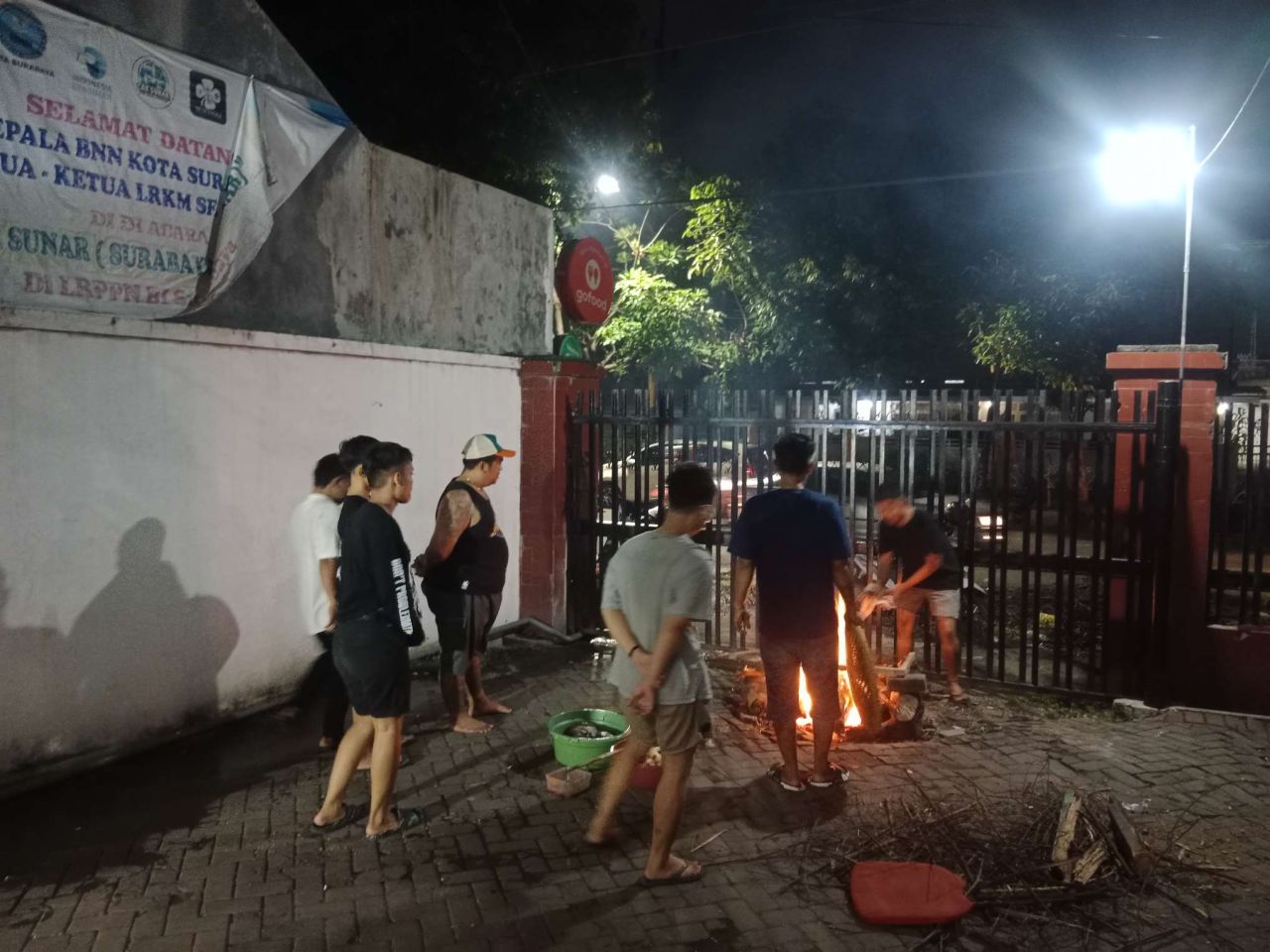 Foto: Residen dan pengurus LRPPN-BI Surabaya menggelar kegiatan bakar ikan bersama dalam suasana kekeluargaan menyambut Tahun Baru 2026.