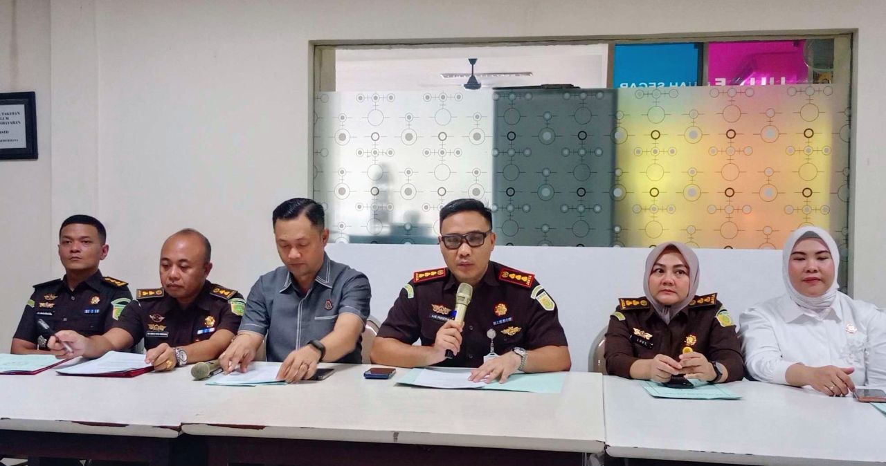 Foto: Kepala Kejaksaan Negeri Surabaya Ajie Prasetya memaparkan capaian kinerja Kejari Surabaya Tahun 2025