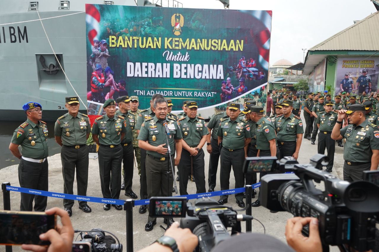 Kasad Berangkatkan Kapal ADRI, Kirim Bantuan Kemanusiaan ke Tiga Lokasi Bencana di Sumatera