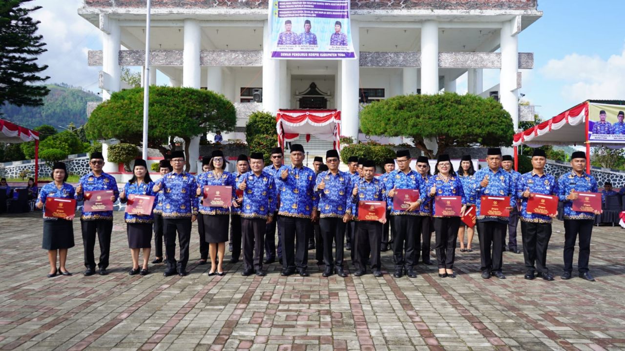 Sejumlah ASN Aktif dan yang Pensiun Terima Penghargaan pada HUT ke-54 KORPRI