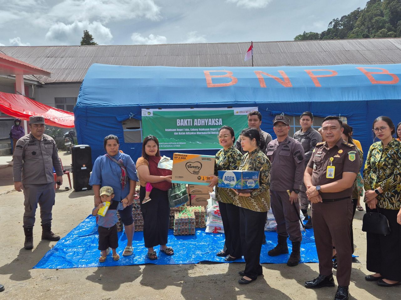 Kejari Toba dan IAD Salurkan Bantuan bagi Korban Bencana di Desa Dolok Nauli