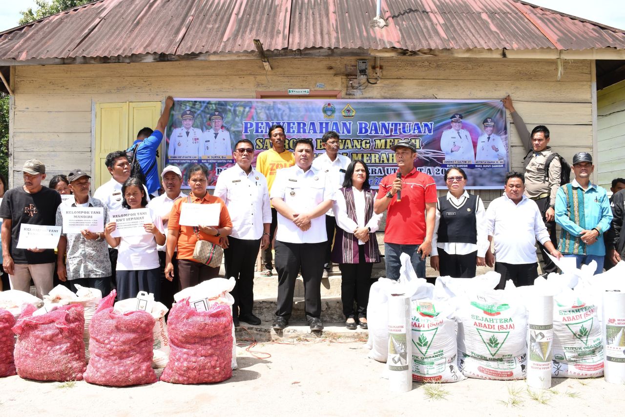 Bupati Samosir Serahkan Bantuan Hasil Sinergitas “Kolaborasi Sumut Berkah” Berupa Saprodi Bawang Merah dan Cabai Merah
