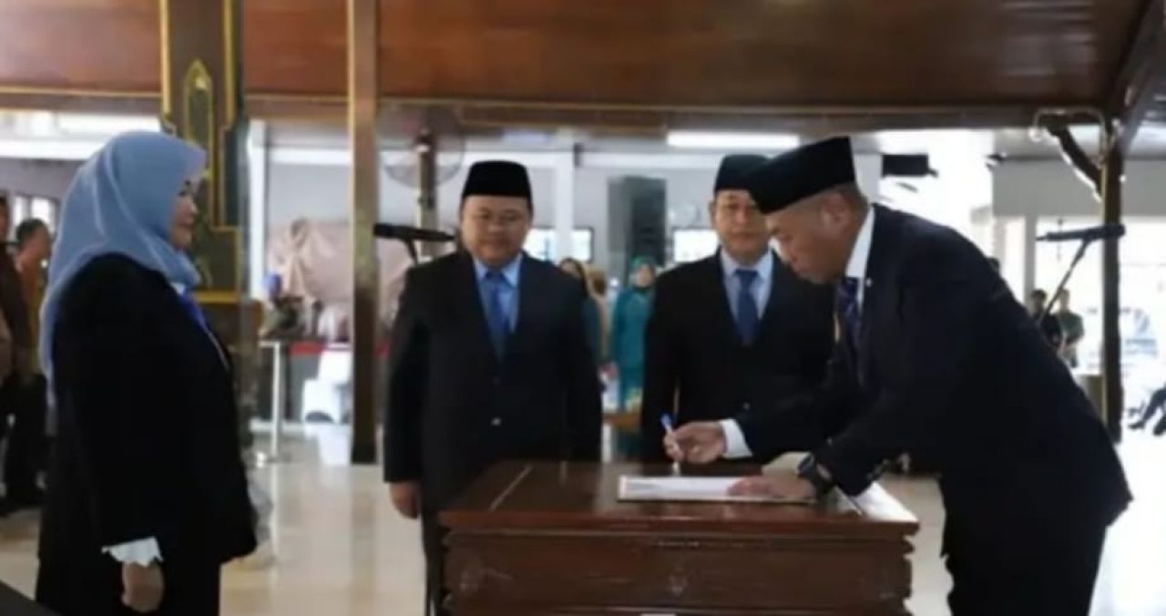 Dok Foto : Bupati Tulungagung Tanda Tangan SK Pejabat Formasi Baru