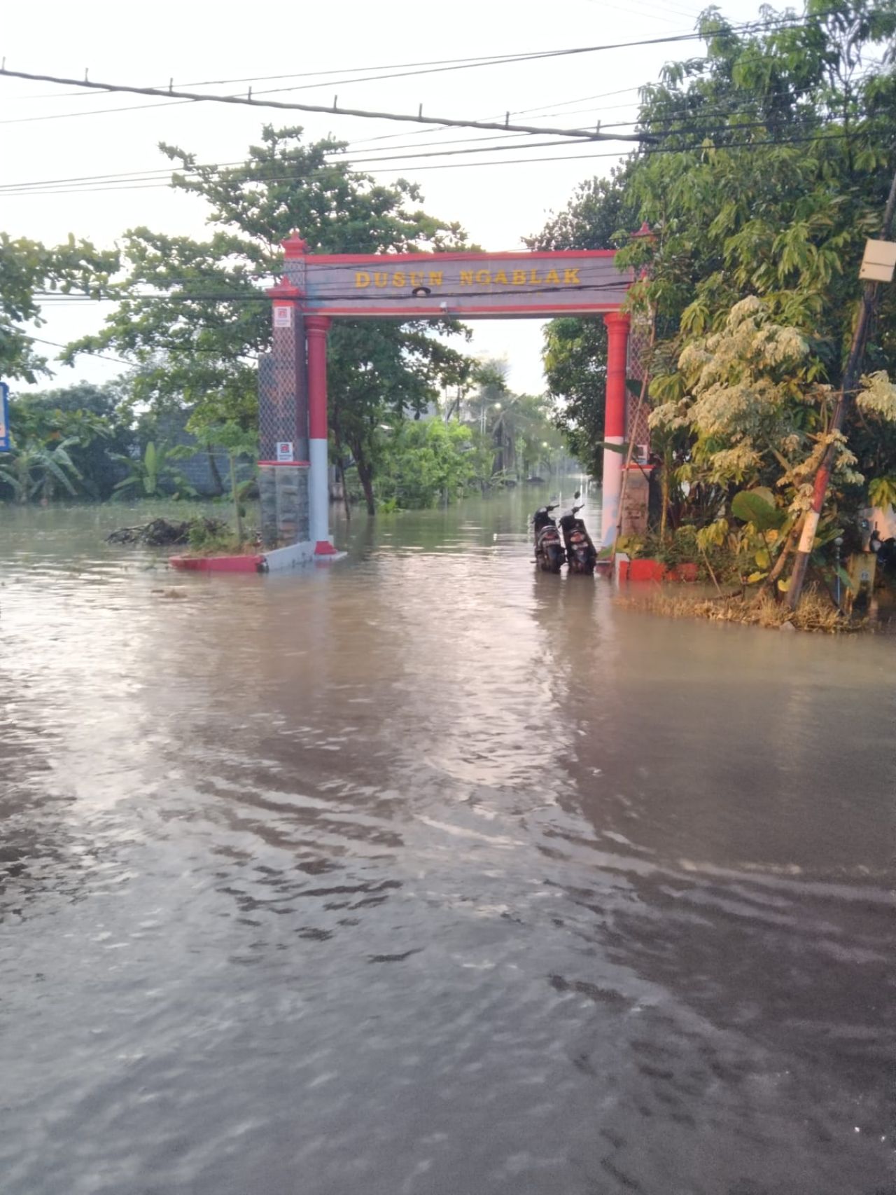 Benjeng banjir dusun Ngablak dipastikan terkena dampak paling parah hingga warganya tidak bisa keluar dari kampung menggunakan motor