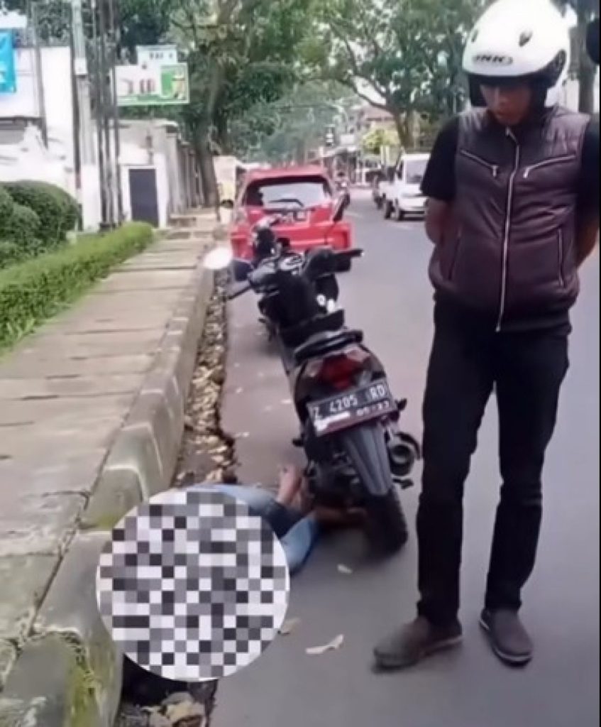Viral !!!, Seorang Pria Terkapar Kejang-Kejang Diduga Mengalami Penganiayaan di Cimahi
