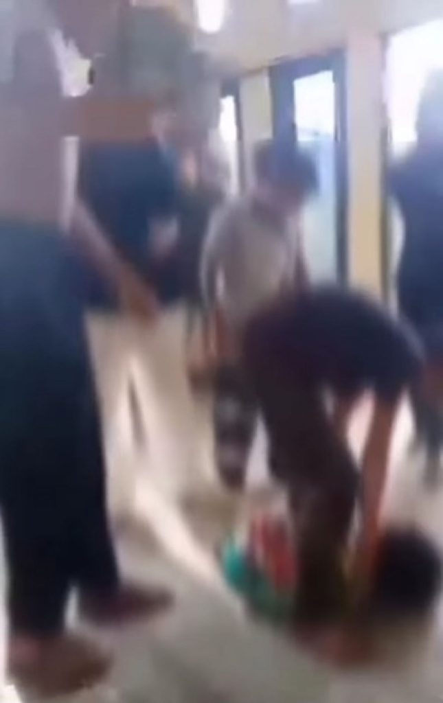 Viral !!!, Sekelompok Pemuda Mabuk Aniaya dengan Cara Lempar Anak Kecil