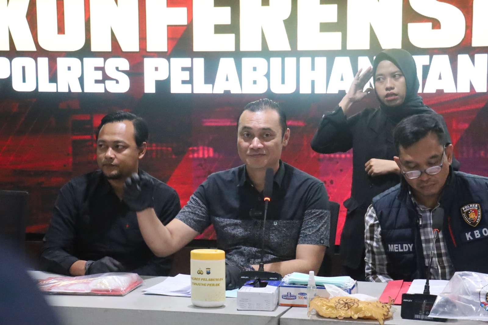 Foto: Petugas Satresnarkoba Polres Pelabuhan Tanjung Perak saat konferensi pers pengungkapan kasus peredaran sabu di Bogen Surabaya