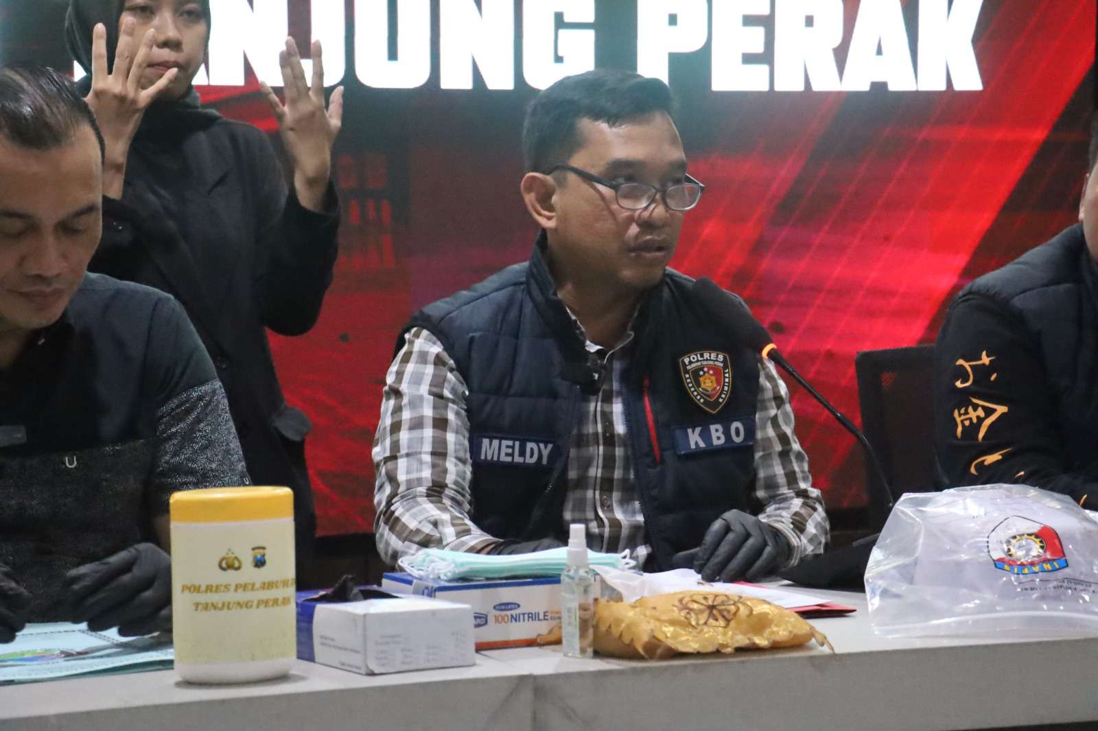 Foto: Petugas Satreskrim Polres Pelabuhan Tanjung Perak saat konferensi pers pengungkapan kasus pembunuhan di Wonokusumo Jaya Surabaya