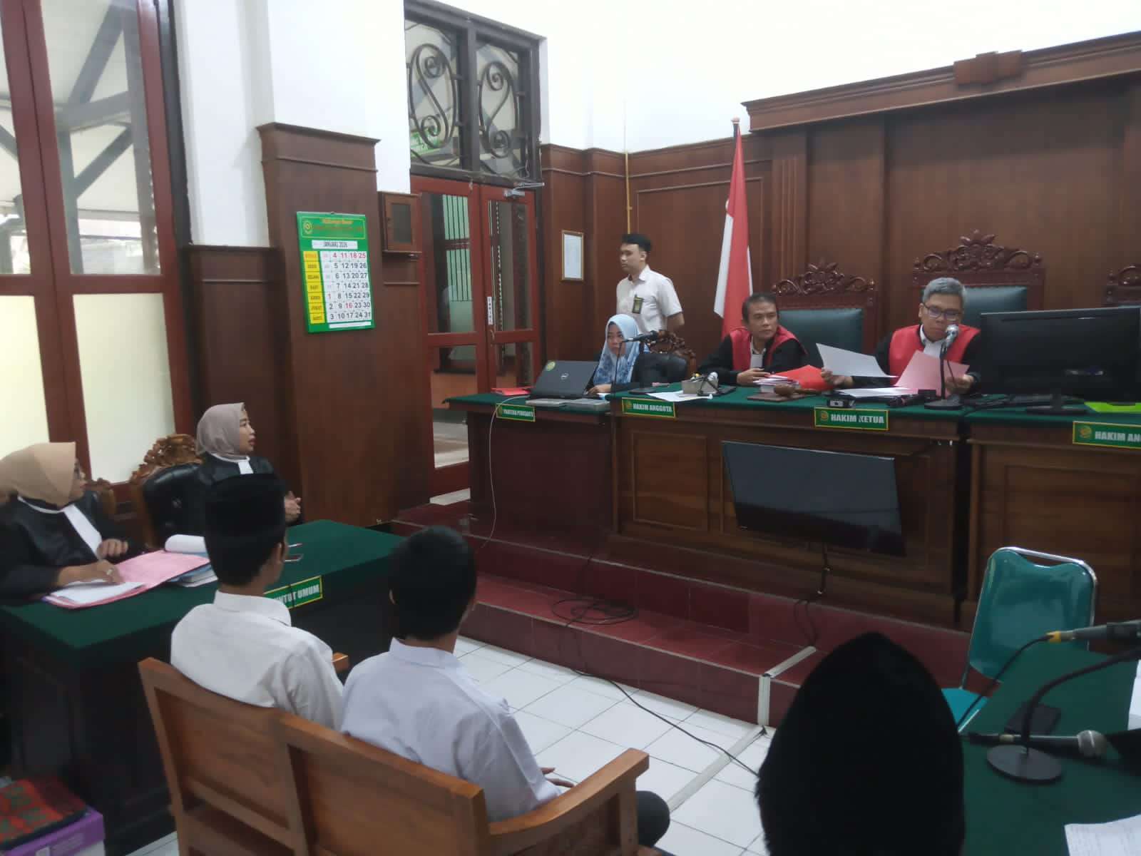 Foto: Hakim Pengadilan Negeri Surabaya memimpin sidang dugaan pemerasan dengan saksi pelapor Kadisdik Jawa Timur tidak hadir