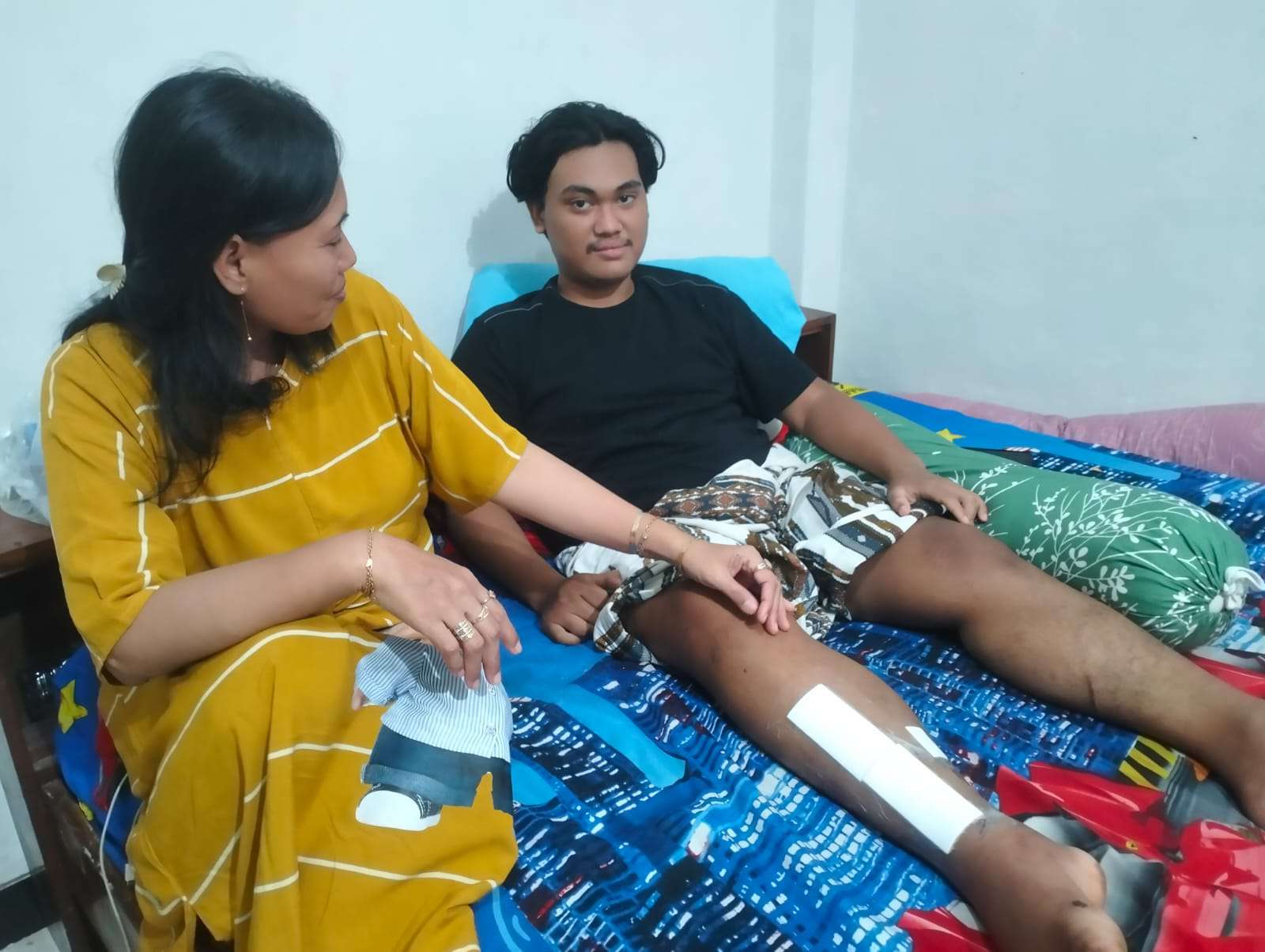 Foto: Patah Tulang Febriansyah Handika Setiawan menjalani pemulihan setelah mengalami kecelakaan saat mengejar pasien rehabilitasi narkoba yang kabur di Surabaya.