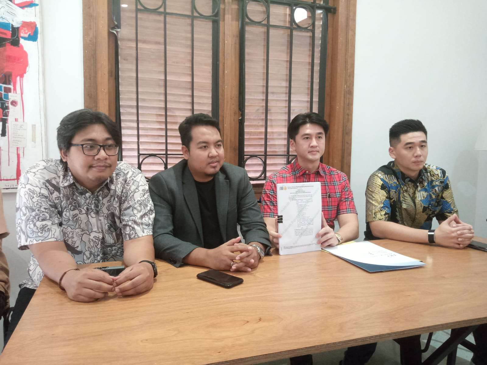 Foto: Kuasa hukum Nany Widjaja memberikan keterangan terkait putusan gugatan PMH di Pengadilan Negeri Surabaya.