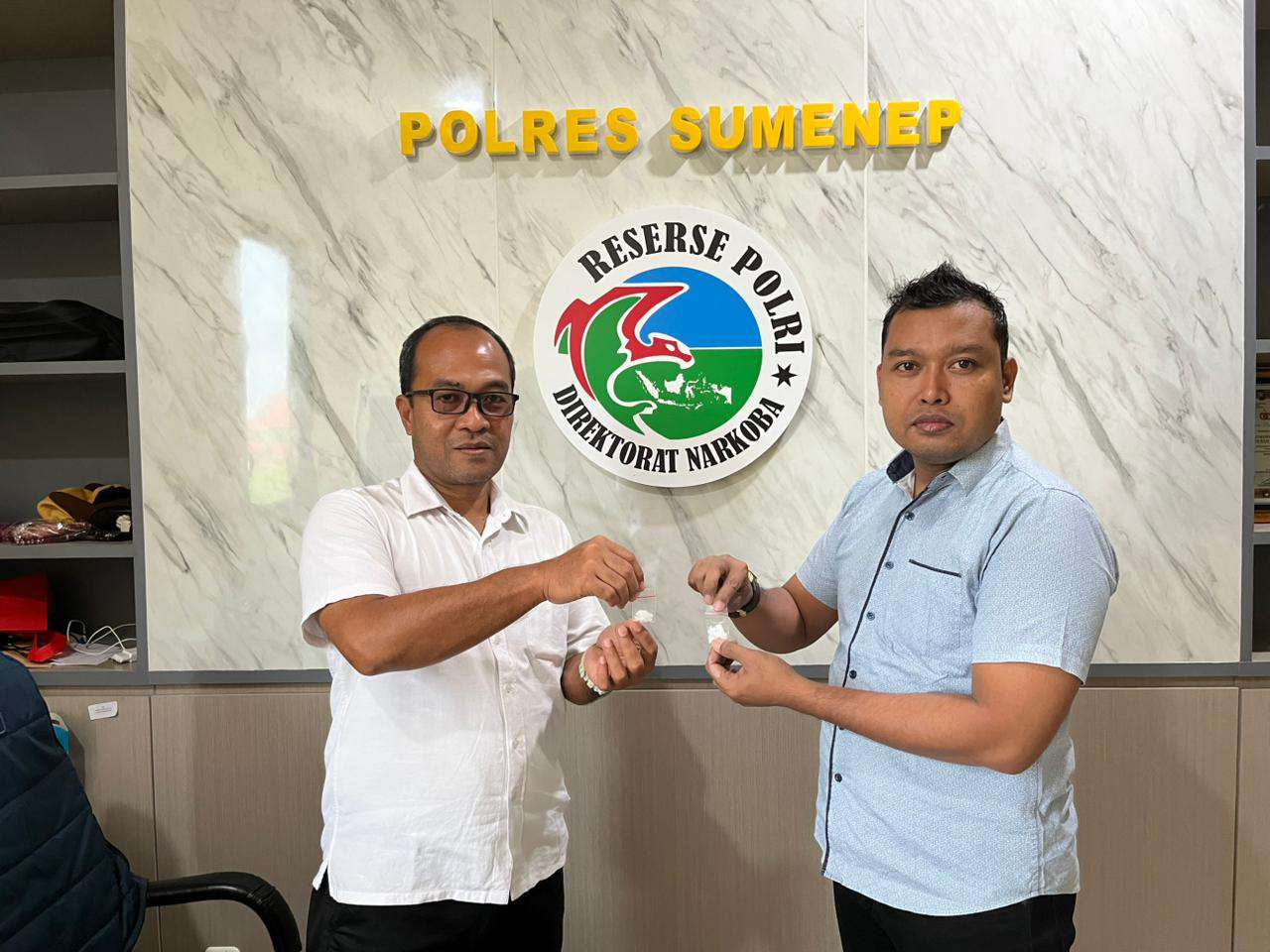 Foto: Polisi Polres Sumenep mengamankan tersangka kasus peredaran sabu dan barang bukti sabu di Kecamatan Talango