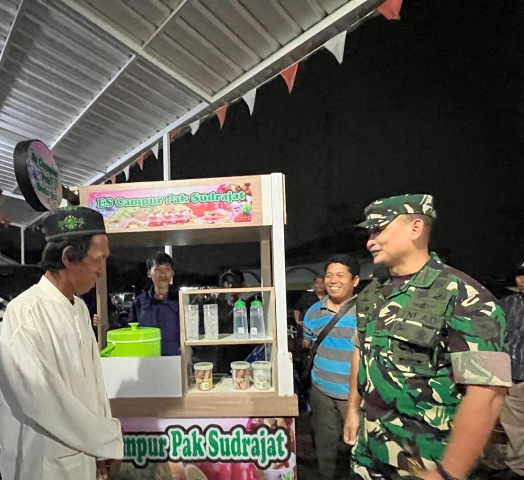 Wujudkan Mimpi Pedagang Es Viral, Dandim 0501/JP Serahkan Gerobak Es Campur untuk Keluarga Pak Sudrajat