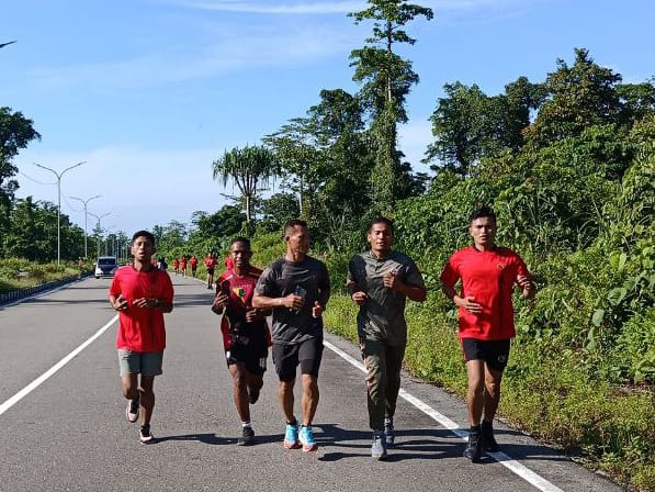 Jaga Stamina di Tanah Papua, Prajurit Kodim 1710/Mimika Tempuh Lari Fisik 8 Kilometer