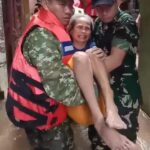 Aksi Humanis di Tengah Genangan: Babinsa Jatinegara Gendong Warga Stroke Terjebak Banjir