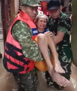 Aksi Humanis di Tengah Genangan: Babinsa Jatinegara Gendong Warga Stroke Terjebak Banjir