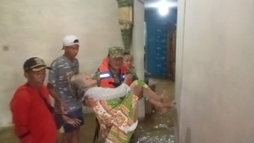 Aksi Heroik Babinsa Babelan: Terjang Banjir 85 CM Demi Evakuasi Lansia dan Warga Sakit