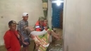 Aksi Heroik Babinsa Babelan: Terjang Banjir 85 CM Demi Evakuasi Lansia dan Warga Sakit