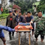 Banjir Rendam Bekasi, Babinsa Sigap Evakuasi Warga Sakit