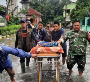 Banjir Rendam Bekasi, Babinsa Sigap Evakuasi Warga Sakit