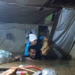 Ciliwung Mengamuk! Babinsa Jatinegara Terjang Banjir 1,5 Meter Demi Selamatkan Warga Bidara Cina