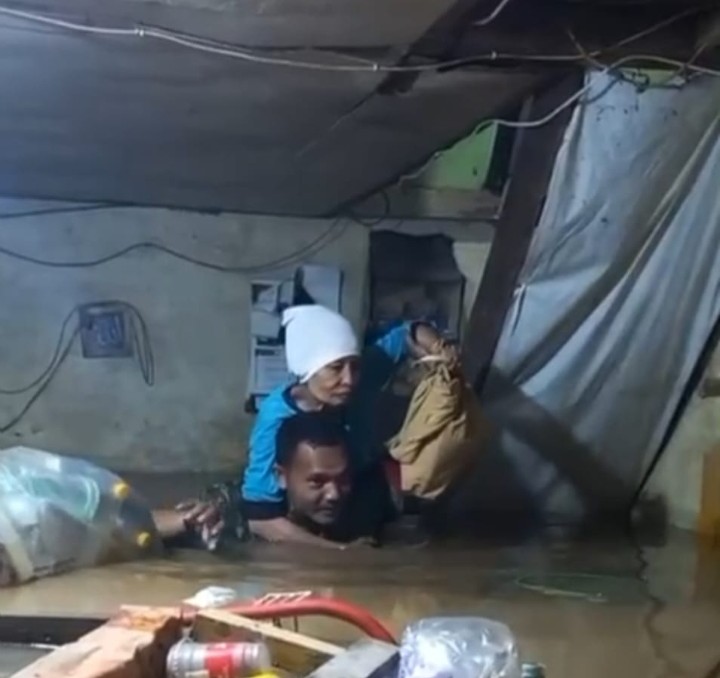 Ciliwung Mengamuk! Babinsa Jatinegara Terjang Banjir 1,5 Meter Demi Selamatkan Warga Bidara Cina