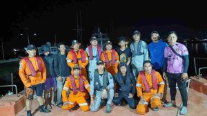 KN Ular Laut-405 Bakamla RI Evakuasi 8 Nelayan Selamat dari Kapal Bocor di Perairan Bonelola Makassar