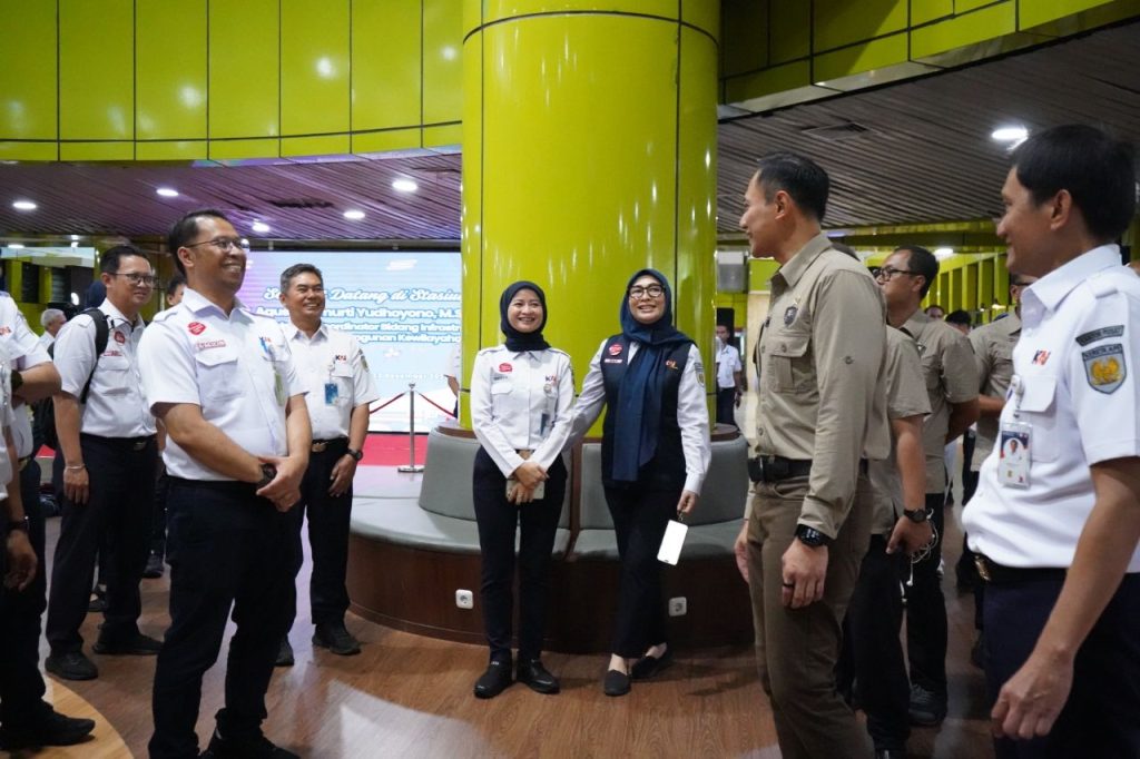 Menko AHY Sapa Penumpang Kereta di Gambir, KAI Wisata Sebar Kado Nataru