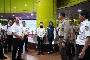 Menko AHY Sapa Penumpang Kereta di Gambir, KAI Wisata Sebar Kado Nataru