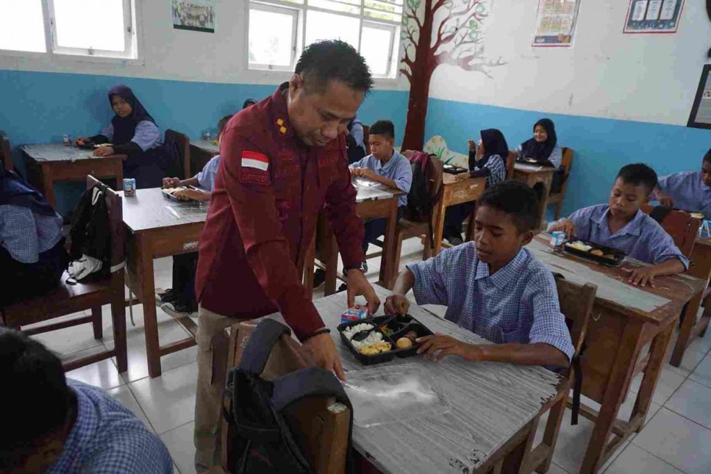Imigrasi Baubau Berbagi Makanan Bergizi Gratis Peringati HBI ke-75