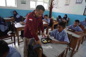 Imigrasi Baubau Berbagi Makanan Bergizi Gratis Peringati HBI ke-75